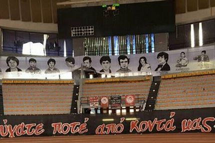 Οι παίκτες Ολυμπιακού και ΠΑΟΚ τίμησαν τη μνήμη των θυμάτων της Θύρας 7