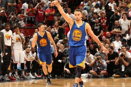 VIDEO: Ο Κάρι δωρίζει τα παπούτσια του σε μικρό θαυμαστή του