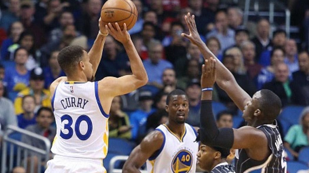 Κι άλλο τρίποντο απ’ το κέντρο ο Κάρι