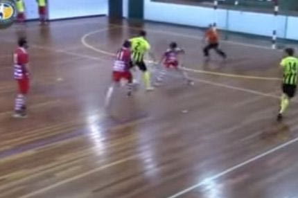 Εντυπωσιακό γκολ σε αγώνα futsal