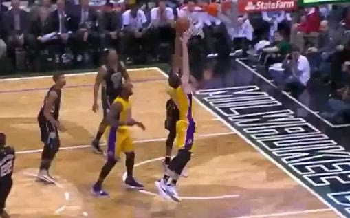 “Σκέπασε” τους Λέικερς: Διπλή τάπα από Αντετοκούνμπο!