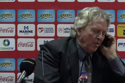 Επικός Γιατζόγλου: Απάντησε στο κινητό του στη συνέντευξη Τύπου!