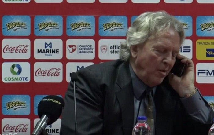 Επικός Γιατζόγλου: Απάντησε στο κινητό του στη συνέντευξη Τύπου!