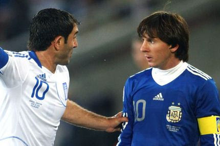 Ο Καραγκούνης για το περιστατικό με τον Μέσι και την απάντηση Μαραντόνα