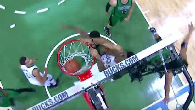 Το τρομερό κάρφωμα του Αντετοκούνμπο κόντρα στους Σέλτικς