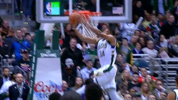 Απίθανο ανάποδο κάρφωμα από Αντετοκούνμπο