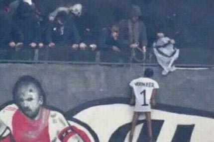 Κρέμασαν ομοίωμα του γκολκίπερ της Φέγενορντ οι οπαδοί του Άγιαξ