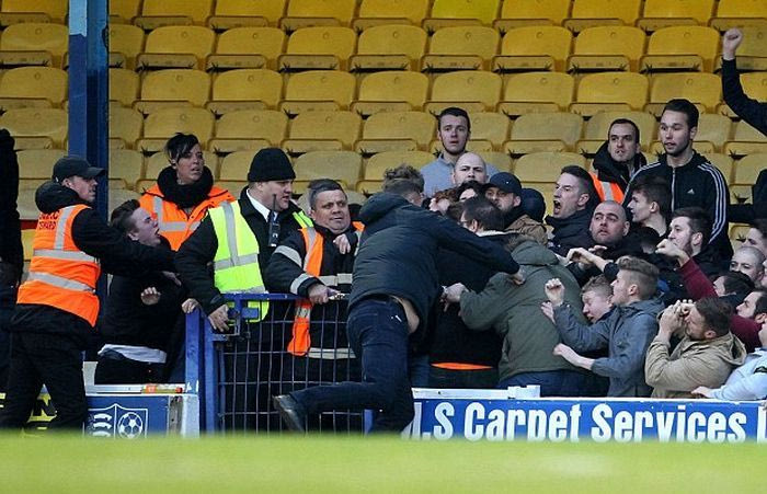 Τρομερό ξύλο σε τοπικό ντέρμπι στην Αγγλία