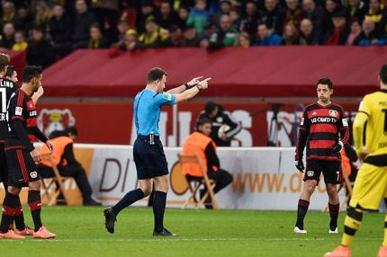 Οι παίκτες της Λεβερκούζεν διαμαρτυρήθηκαν και ο διαιτητής έφυγε!