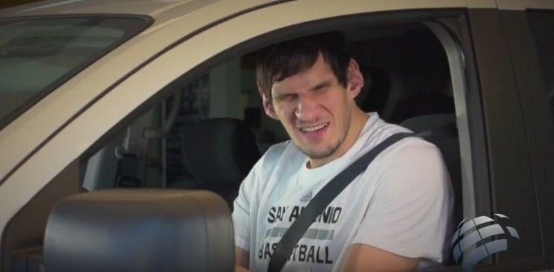 VIDEO: Ο γίγαντας Μαριάνοβιτς χορεύει σε αυτοκίνητο