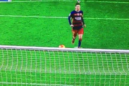 ΤΟ ΕΚΑΝΕ ΚΙ ΑΥΤΟ: Πέναλτι με πάσα αλά Κρόιφ ο Μέσι!