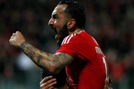 Φίλαθλος της Μπενφίκα γονάτισε μπροστά στον Μήτρογλου