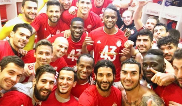 Η πανηγυρική φωτογραφία στα αποδυτήρια του Ολυμπιακού