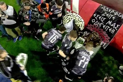 VIDEO: Το συγκινητικό κορεό στην μνήμη των θυμάτων της Θύρας 7