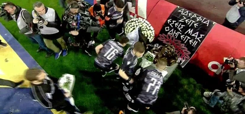 VIDEO: Το συγκινητικό κορεό στην μνήμη των θυμάτων της Θύρας 7