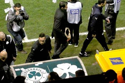 Οπαδοί του Παναθηναϊκού πέταξαν στρινγκ στον τέταρτο διαιτητή!