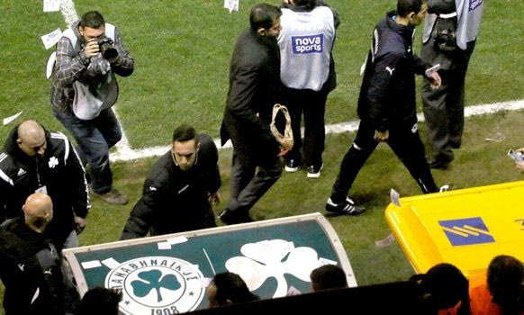 Οπαδοί του Παναθηναϊκού πέταξαν στρινγκ στον τέταρτο διαιτητή!
