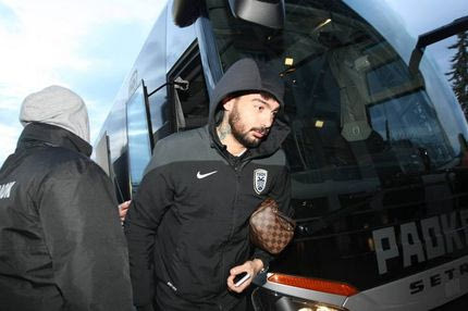 Οπαδοί του Παναθηναϊκού καλωσόρισαν τους παίκτες του ΠΑΟΚ!