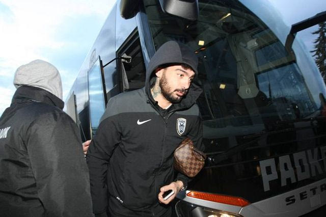 Οπαδοί του Παναθηναϊκού καλωσόρισαν τους παίκτες του ΠΑΟΚ!