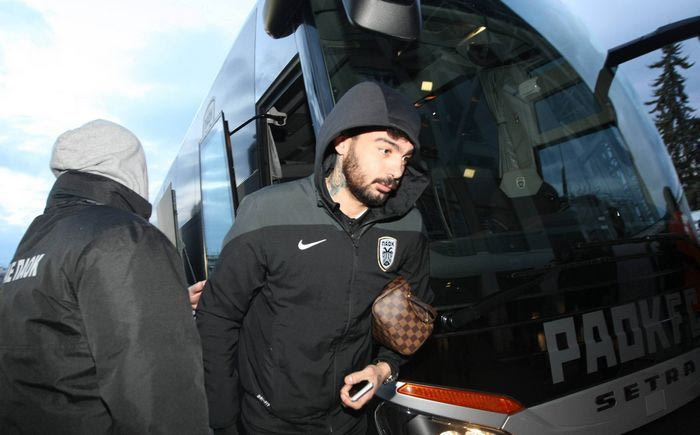 Οπαδοί του Παναθηναϊκού καλωσόρισαν τους παίκτες του ΠΑΟΚ!