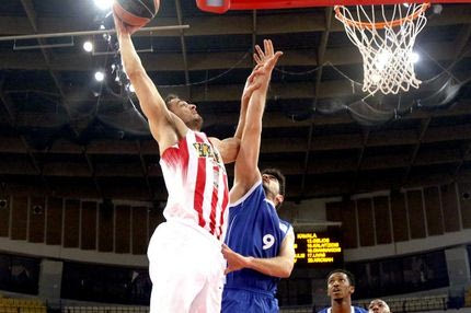 Απίθανο τρίγωνο και κάρφωμα Παπαπέτρου