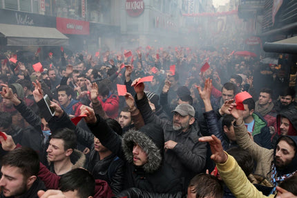 Ξεχύθηκαν στους δρόμους με κόκκινες κάρτες οι φίλοι της Τράμπζονσπορ