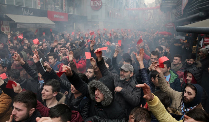 Ξεχύθηκαν στους δρόμους με κόκκινες κάρτες οι φίλοι της Τράμπζονσπορ