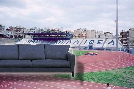 Φίλαθλοι πήγαν με… καναπέ στο γήπεδο της Καλλιθέας!