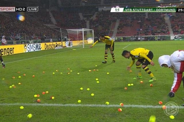 Πέταξαν μπάλες τένις διαμαρτυρόμενοι για τα εισιτήρια