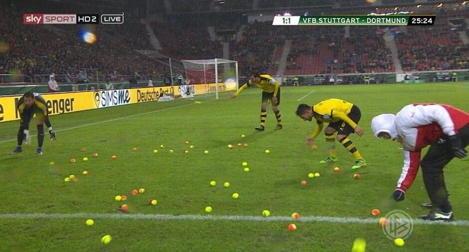 Πέταξαν μπάλες τένις διαμαρτυρόμενοι για τα εισιτήρια