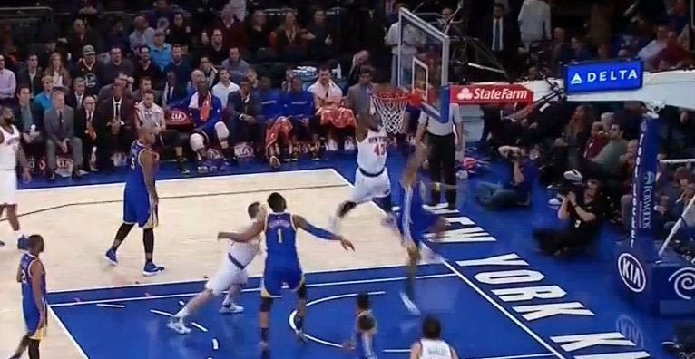 Το τρομερό κάρφωμα του Θανάση Αντετοκούνμπο