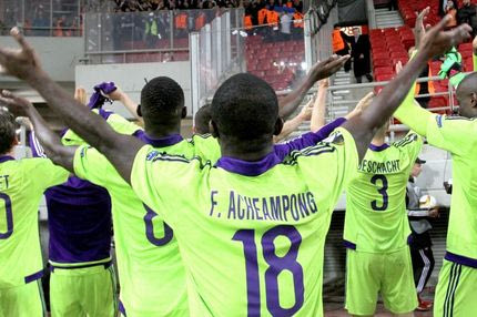 Αποθέωσε την Αντερλεχτ και κατακεραύνωσε το διαιτητή ο βελγικός Τύπος