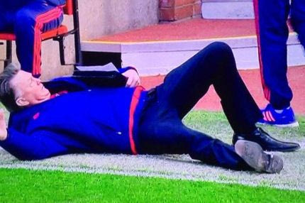 ΕΠΙΚΟΣ Φαν Χάαλ: Έπεσε κάτω για να διαμαρτυρηθεί!