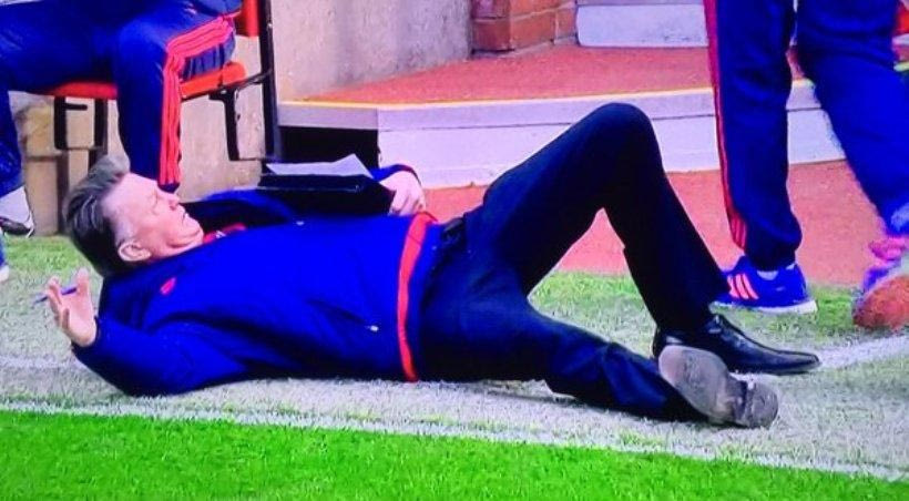 ΕΠΙΚΟΣ Φαν Χάαλ: Έπεσε κάτω για να διαμαρτυρηθεί!