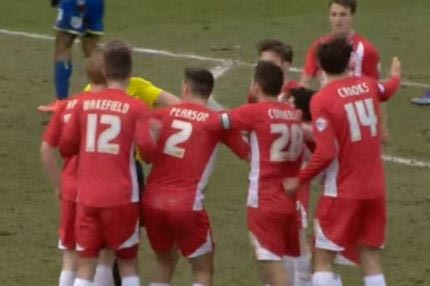 Σφύριξε τη λήξη του ημιχρόνου την ώρα που η μπάλα έμπαινε στα δίχτυα!