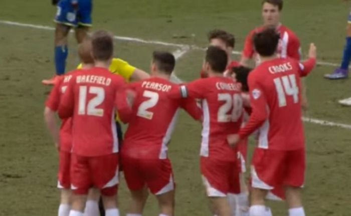 Σφύριξε τη λήξη του ημιχρόνου την ώρα που η μπάλα έμπαινε στα δίχτυα!