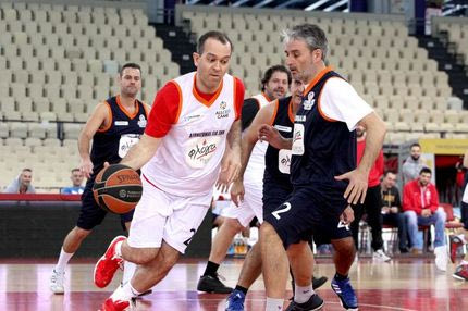 Οι Αγγελόπουλοι παίζουν μπάσκετ με προπονητή τον Σπανούλη!