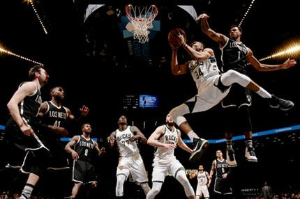 Τους κάνει πλάκα ο Αντετοκούνμπο