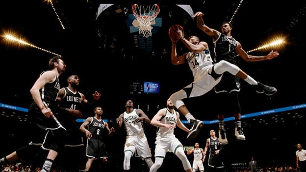 Τους κάνει πλάκα ο Αντετοκούνμπο