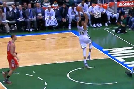 Συγκλονιστικό κάρφωμα του Αντετοκούνμπο στο Νο 2 του TOP-10