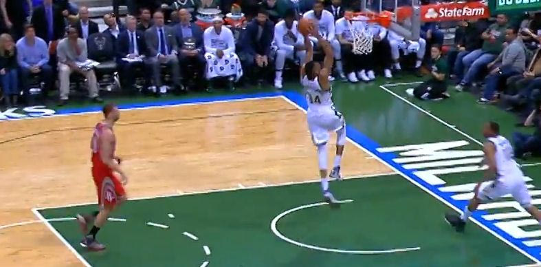 Συγκλονιστικό κάρφωμα του Αντετοκούνμπο στο Νο 2 του TOP-10