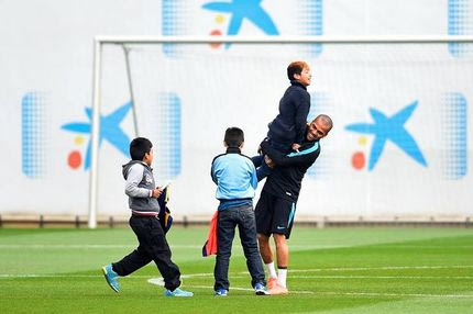 Μικροί εισβολείς στην προπόνηση της Μπαρτσελόνα