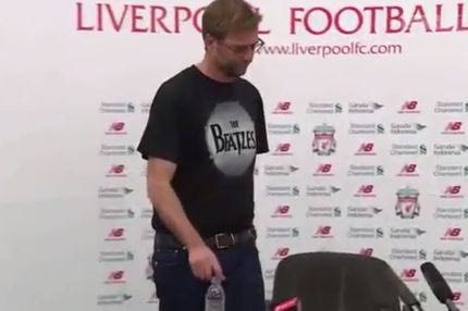 Με μπλούζα Beatles ο Κλοπ