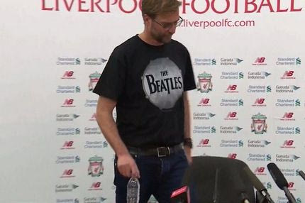 Mε μπλουζάκι Beatles o Kλοπ