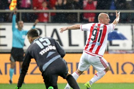 Τι αναφέρει ο κανονισμός για τον ποδοσφαιριστή μπροστά στον γκολκίπερ