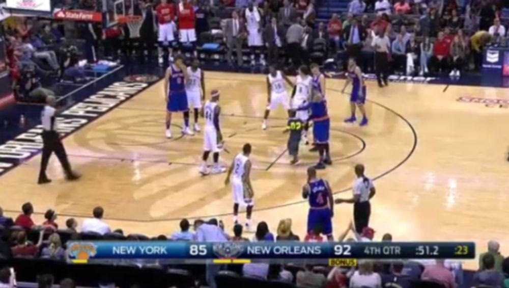 Διέκοψε το ματς για να αγκαλιάσει τον Καρμέλο