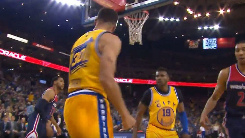 Έφαγε τάπα, τσαντίστηκε και κάρφωσε ο Κάρι