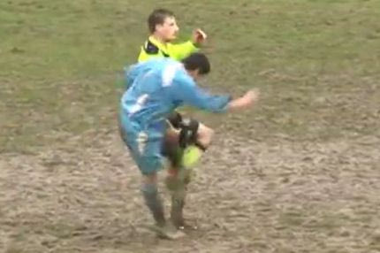 “Δολοφονική” κλωτσιά στον διαιτητή μετά από αποβολή!