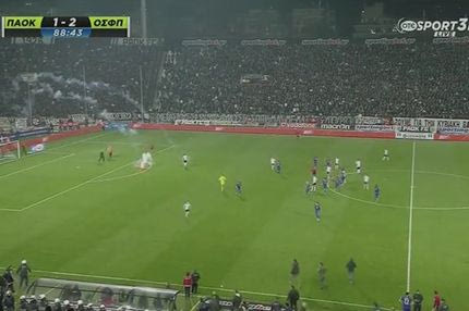 Η στιγμή της διακοπής στην Τούμπα και οι φωτοβολίδες