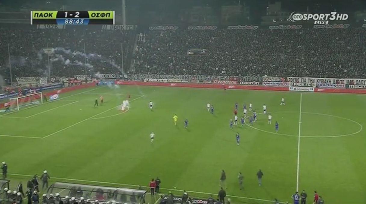 Η στιγμή της διακοπής στην Τούμπα και οι φωτοβολίδες